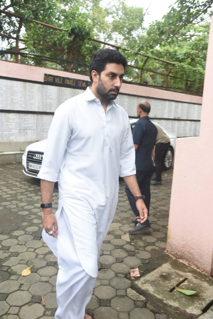 गौरतलब है कि अभिषेक आखिरी दर्शन के लिए जे ओम प्रकाश के घर भी पहुंचे थे. (तस्वीर: मानव मंगलानी)