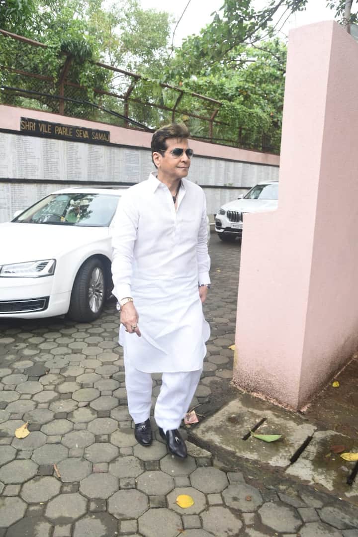 जे ओम प्रकाश के साथ फिल्मों में काम कर चुके दिग्गज अभिनेता जीतेंद्र भी उनके अंतिम संस्कार में शामिल हुए. (तस्वीर: मानव मंगलानी)