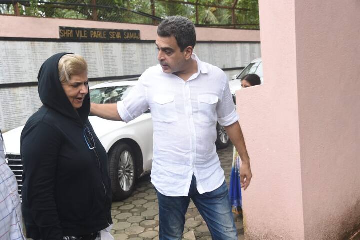 अपने पिता के चले जाने का दुख पिंकी रोशन के चेहरे से साफ झलक रहा था. (तस्वीर: मानव मंगलानी)