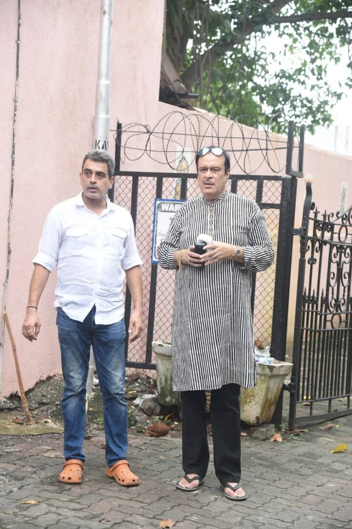 अभिनेता दीपक पराशर अंतिम संस्कार में पहुंचे थे. बता दें कि दीपक ने अपने ट्विटर पर इस दुखद खबर को शेयर किया था. (तस्वीर: मानव मंगलानी)