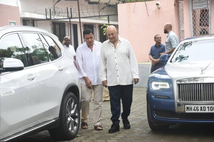 दिग्गज अभिनेता प्रेम चोपड़ा भी जे ओम प्रकाश को आखिरी विदाई देने पहुंचे. (तस्वीर: मानव मंगलानी)