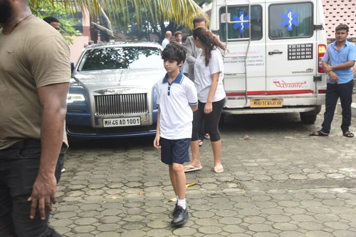 ऋतिक और सुज़ैन के छोटे बेटे रिदान भी अपने परनाना के अंतिम संस्कार में शामिल हुए. (तस्वीर: मानव मंगलानी)