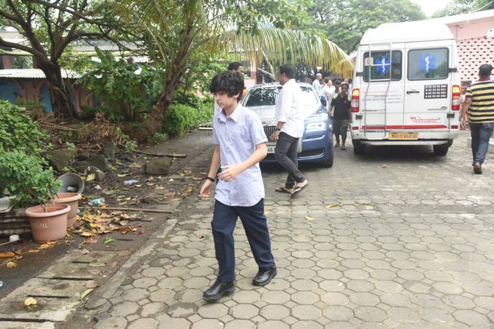 उनके अलावा ऋतिक और सुज़ैन के बड़े बेटे रेहान रोशन भी अंतिम संस्कार में शामिल हुए.