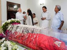 PHOTOS: नम आंखों से दी गई सुषमा स्वराज को विदाई, पीएम मोदी, आडवाणी, गुलाम नबी आजाद रहे मौजूद