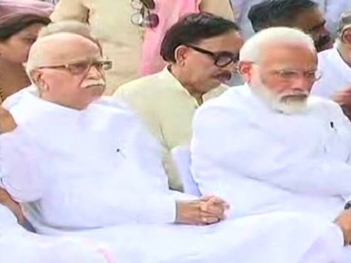 इस दौरान प्रधानमंत्री नरेंद्र मोदी, गृहमंत्री अमित शाह, रक्षामंत्री राजनाथ सिंह, नितिन गडकरी, पीयूष गोयल, बीजेपी के वरिष्ठ नेता लालकृष्ण आडवाणी, भूटान के पीएम शेरिंग तोबगे, राजस्थान के मुख्यमंत्री अशोक गहलोत, कांग्रेस नेता आनंद शर्मा और गुलाम नबी आजाद समेत कई नेता मौजूद रहे. सभी की आंखें नम थी.