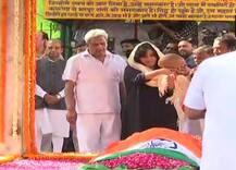 PHOTOS: नम आंखों से दी गई सुषमा स्वराज को विदाई, पीएम मोदी, आडवाणी, गुलाम नबी आजाद रहे मौजूद