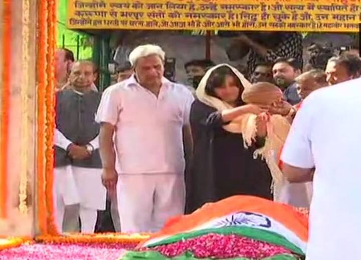 बेटी बांसुरी ने अंतिम संस्कार की रस्म निभाई. पति कौशल स्वराज मौजूद रहे. सभी ने संवेदना जताई.