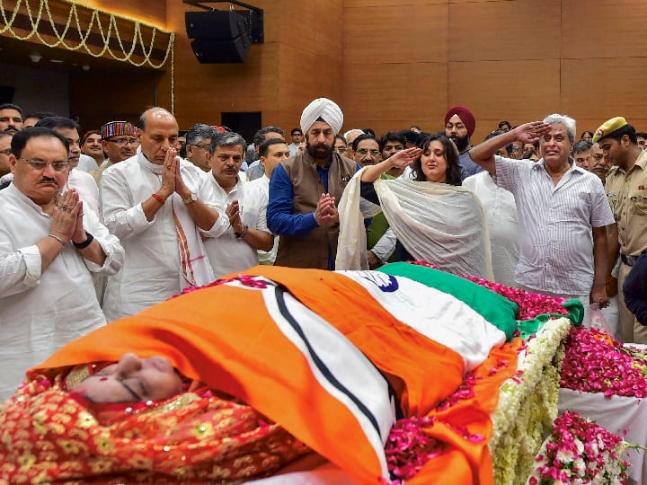 बीजेपी की वरिष्ठ नेता के पार्थिव शरीर को बीजेपी कार्यालय में भी रखा गया. जहां पति कौशल स्वराज और बेटी बांसुरी ने सलामी दी.
