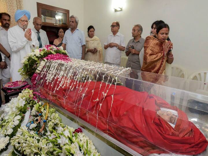 एक शीशे के बक्से में उनके पार्थिव शरीर को रखा गया था और हजारों लोग उनकी अंतिम झलक पाने के लिए उमड़ पड़े . उनके पार्थिव शरीर को अंतिम यात्रा पर रवाना करने से पूर्व राष्ट्रीय झंडे में लपेट कर रखा गया था.