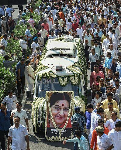 उनके पार्थिव शरीर को ले जा रहा वाहन जैसे ही सड़क पर आगे बढ़ा लोग उनके अंतिम क्षणों को कैमरे में कैद करने लगे. 67 वर्षीय सुषमा का कल रात को दिल का दौरा पड़ने से निधन हो गया था.