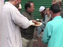 अनुच्छेद 370 हटने के बाद से कश्मीर में डटे हैं अजीत डोभाल, शोपियां में आम लोगों के साथ खाना खाया, बातचीत की