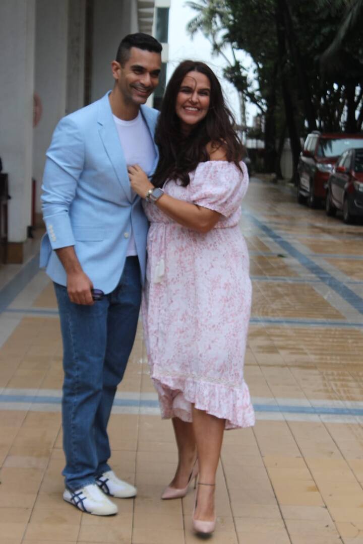 अभिनेत्री नेहा धूपिया भी आज अपने पति और एक्टर अंगद बेदी के साथ नज़र आईं.