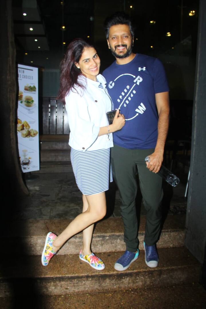 रितेश देशमुख आज अपनी पत्नी और अभिनेत्री जेनेलिया डिसूजा के साथ एक डायरेक्टर से मुलाकात करने पहुंचे. दोनों ने साथ में कुछ यूं पोज किया.