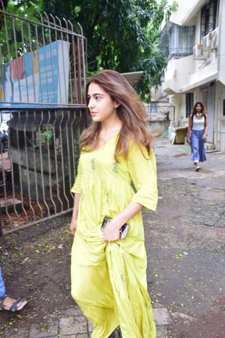 आज सुबह सुबह सारा मुंबई में सैलून पहुंचीं. उसके बाद उनकी ये तस्वीरें क्लिक की गईं.
