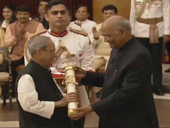 प्रणब मुखर्जी, नानाजी देशमुख और भूपेन हजारिका को मिला भारत रत्न, राष्ट्रपति रामनाथ कोविंद ने किया सम्मानित Pranab Mukherjee and others awarded Bharat Ratna प्रणब मुखर्जी, नानाजी देशमुख और भूपेन हजारिका को मिला भारत रत्न, राष्ट्रपति रामनाथ कोविंद ने किया सम्मानित