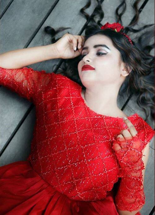 बिहार की लड़की का अब स्टाइलिश मेकओवर हुआ है. उनके इस लुक में उन्हें पहचाचना तक मुश्किल हो गया है. (तस्वीर- Instagram/imurvashivani)