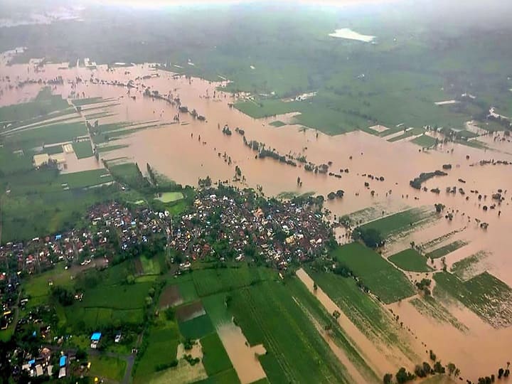 बाढ़ में फंसे लोगों की मदद और उन तक राहत सामग्री पहुंचाने के लिए एयरफोर्स और कोस्टगार्ड भी तैनात है. कोल्हापुर में रेस्क्यू के लिए कुल 22 टीमों को लगाया गया है. एनडीआरएफ की 5 और नौसेना की 14 टीम जिले में मौजूद हैं, इसके साथ ही 200 के करीब जवानों वाली सेना की एक कॉलम भी रेस्क्यू में जुटी है.