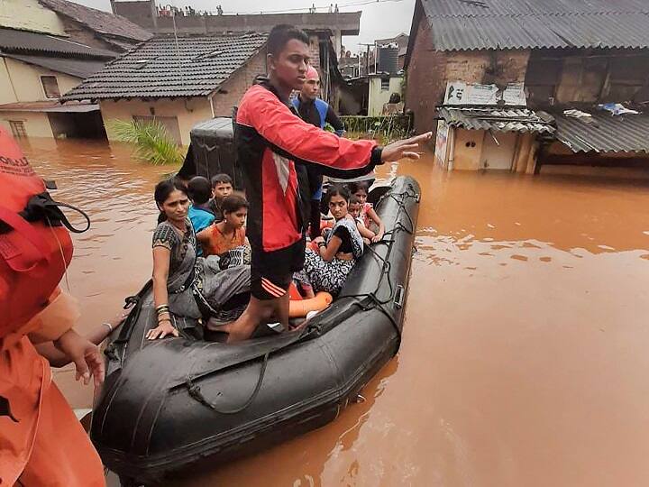 महाराष्ट्र में बाढ़ से बुरा हाल है. पश्चिम महाराष्ट्र के सांगली, सतारा, कोल्हापुर और अकोला में हालात बिगड़े हुए हैं. अभी तक महाराष्ट्र में 27 लोगों की मौत हो चुकी है. आज भी बारिश का अलर्ट है. इसके अलावा कोंकण के सिंधुदुर्ग, रत्नागिरी में बाढ़ से जनजीवन बुरी तरह प्रभावित है.