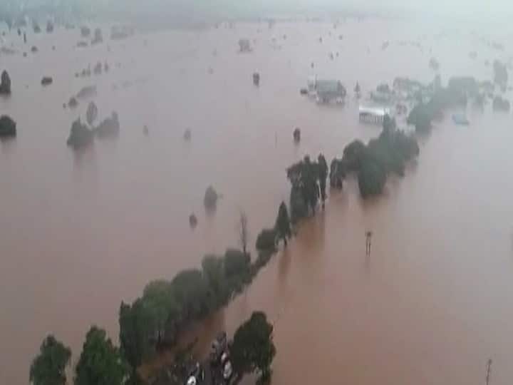 मुख्यमंत्री देवेंद्र फडणवीस ने सांगली और कोल्हापुर में बाढ़ की स्थिति की समीक्षा के लिए हवाई सर्वेक्षण किया. क्षेत्र में भारी वर्षा के बाद ये सबसे अधिक प्रभावित जिले हैं जहां कृष्णा और पंचगंगा नदियों का जलस्तर बढ़ा हुआ है.