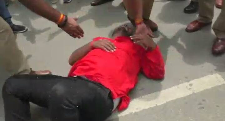 अफरा-तफरी के बीच सभी कार्यकर्ता इधर-उधर भागने लगे. पुलिस ने भीड़ को तितर-बितर करने के लिए भी हल्का बल प्रयोग किया. सड़क पर पूरी तरह से भगदड़ मच गई.