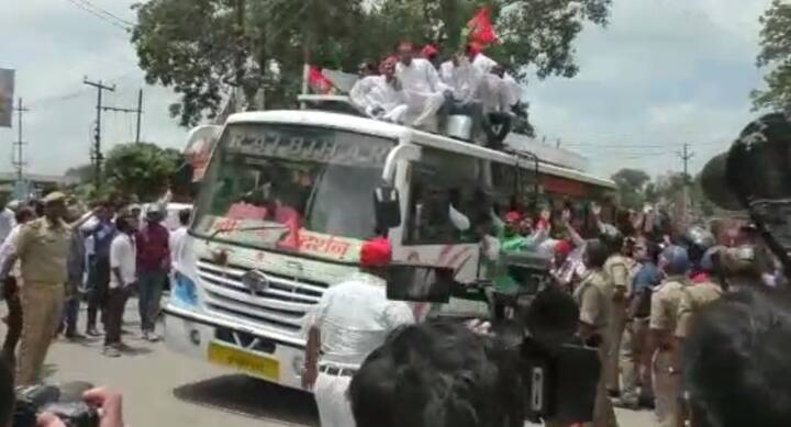 समाजवादी पार्टी के धरना, विरोध प्रदर्शन के दौरान पुलिस ने सपा कार्यकर्ताओं पर लाठियां चटकाई. लाठीचार्ज और अफरा-तफरी में आधा दर्जन सपा कार्यकर्ता चोटिल हो गए.