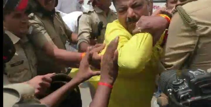उसके बाद सपा के जिला अध्यक्ष प्रहलाद यादव, पूर्व प्रदेश प्रवक्ता कीर्ति निधि पांडे, महानगर अध्यक्ष जियाउल इस्लाम के नेतृत्व में सपाइयों ने गिरफ्तारी दी. जिन्हें पुलिस लाइन ले जाया गया है.