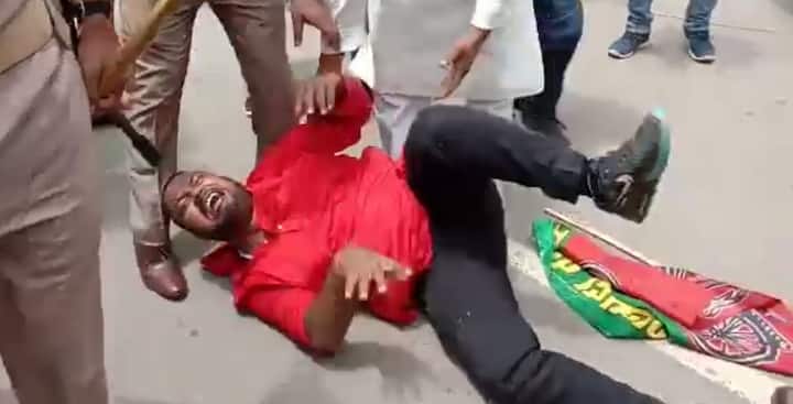 सपाइयों ने भाजपा राज में प्रदेश की कानून व्यवस्था ध्वस्त होने, जंगलराज व्याप्त होने के साथ फर्जी एनकाउन्टर, समाजवादी पार्टी के कार्यकर्ताओं का उत्पीड़न, विशेष वर्गों में हत्या की घटने का आरोप लगाया है. इसके साथ ही सोनभद्र कांड के दोषी व्यक्तियों को कड़ी से कड़ी सजा दिलाने की मांग की गई.
