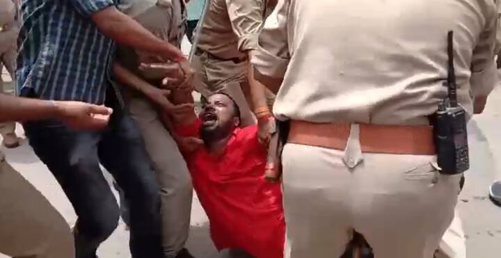 उसके बाद सपा कार्यकर्ता प्रदेश की योगी सरकार के खिलाफ नारेबाजी करने लगे. इसके बाद पुलिस के साथ नोंकझोक और झड़प ने उग्र रूप ले लिया, पुलिस को लाठीचार्ज करना पड़ा. इसमें आधा दर्जन कार्यकर्ता चोटिल हो गए.