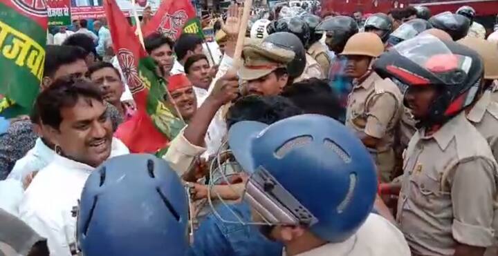 समाजवादी पार्टी ने 9 अगस्त को 25 मुद्दों को लेकर धरना प्रदर्शन का कार्यक्रम रखा था. ये धरना नगर निगम स्थित रानी लक्ष्मी बाई पार्क में रखा गया था. इस दौरान सपा कार्यकर्ता जब बेतियाहाता स्थित कार्यालय पर एकत्र होकर धरना स्थल के लिए निकले, तो कुछ ही दूर आने के बाद पुलिस ने उन्हें रोक दिया गया.