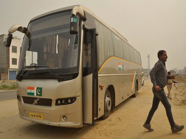 sada e sarhad bus service 2 passenger go to pakistan दिल्लीः केवल 2 यात्रियों को लेकर पाकिस्तान रवाना हुई सदा ए सरहद बस
