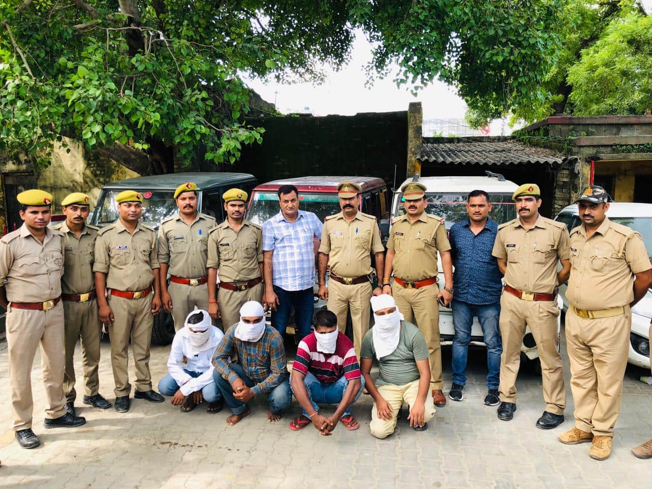 यूपी: वाहन चोर गिरोह के चार सदस्य गिरफ्तार, देश से गाड़ियां चुराकर नेपाल में बेच देते थे