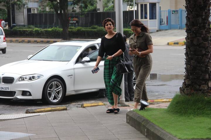 सोनाली को पैपराजी ने उस वक्त अपने कैमरे में कैद किया जब वो लंच के लिए मुंबई के मशहूर रेस्टोरेंट में जा रही थीं.