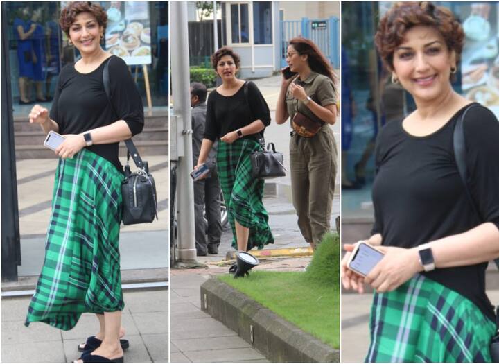  सोनाली बेंद्रे कुछ महीनों पहले ही न्यूयॉर्क से कैंसर का इलाज कराकर मुंबई लौटी हैं. अब उनके फैंस को हमेशा उनकी एक झलक का इंतजार रहता है. आज ये अभिनेत्री अपनी एक दोस्त के साथ मुंबई में लंच करने पहुंचीं. देखिए तस्वीरें