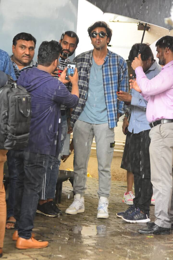 इस दौरान वहां रणबीर के चाहने वालों ने उन्हें घेर लिया और उनकी तस्वीरें लेने लगे और उनके साथ सेल्फी खिंचवाने लगे. (तस्वीर: मानव मंगालनी)