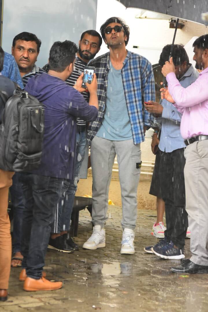 फैंस जिस वक्त रणबीर कपूर की तस्वीरें अपने फोन के कैमरे में कैद कर रहे थे उस वक्त रणबीर नज़र उठाकर आसमान में बादलों को देख रहे थे. (तस्वीर: मानव मंगालनी)