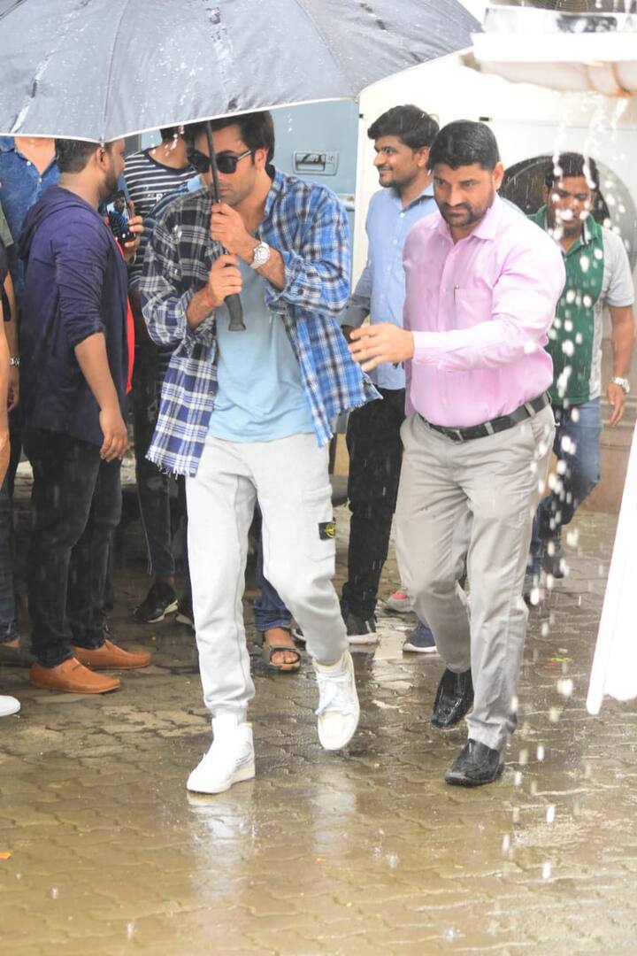 फैंस के साथ तस्वीरें खिंचवाने और सेल्फी के बाद रणबीर ने खुद ही छाता ले लिया और वहां से चल पड़े. (तस्वीर: मानव मंगालनी)