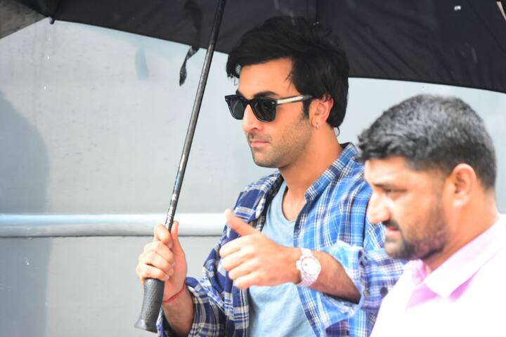 हाल ही में रणबीर कपूर, आलिया भट्ट के साथ बनारस के घाट पर भी फिल्म की शूटिंग करते नज़र आए थे. (तस्वीर: मानव मंगालनी)