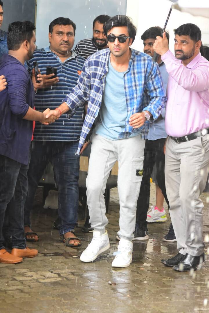 घाट से आलिया और रणबीर की कई तस्वीरें वायरल हुई थीं. (तस्वीर: मानव मंगालनी)