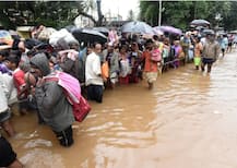 Cars washed away in flood water in Dharamshala | Bharat Ki Baat(12.07.2021)