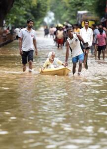 ताजा तस्वीरें: केरल, कर्नाटक, महाराष्ट्र और गुजरात में बाढ़ ने मचाई तबाही, जनजीवन अस्त व्यस्त