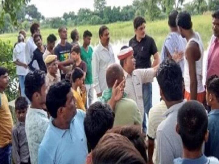 देवरिया: अवैध शराब लदी ट्रक छोड़कर भाग रहे चालक ने नहर में लगा दी छलांग, गहरे पानी में मिला शव Deoria-illegal liquor-laden truckdriver jumped into the canal, body found in the soil देवरिया: अवैध शराब लदी ट्रक छोड़कर भाग रहे चालक ने नहर में लगा दी छलांग, गहरे पानी में मिला शव