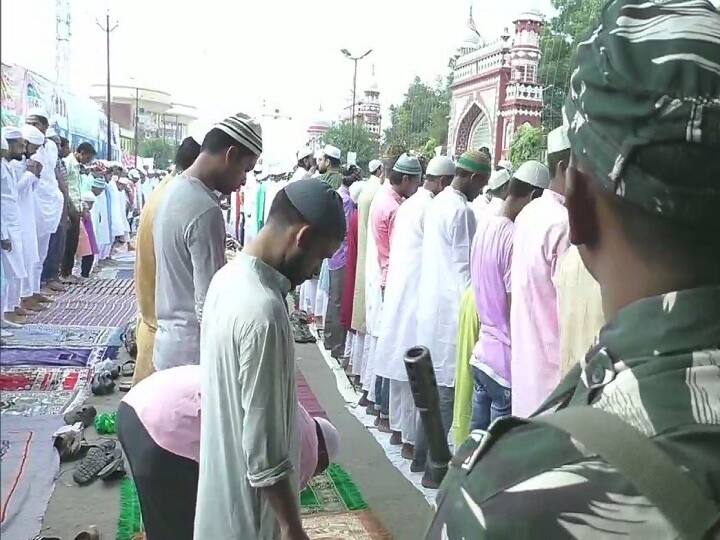 ईद के दौरान किसी भी अप्रिय घटना को रोकने के लिए सुरक्षा के पुख्ता इंतजाम किए गए हैं. उत्तर प्रदेश के अलीगढ़ में नमाजियों की सुरक्षा के लिए जवान तैनात किए गए हैं.