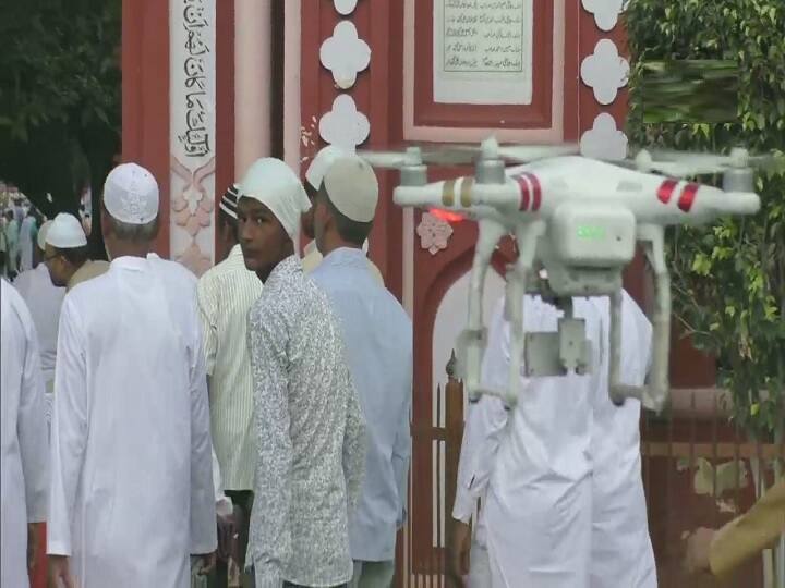 नमाज के दौरान किसी भी प्रकार की गड़बड़ी न हो इसके लिए पुलिस ड्रोन कैमरा का सहारा ले रही है. किसी भी तरह की गड़बड़ी की आशंका को देखते हुए जवानों को सतर्क कर दिया गया है.