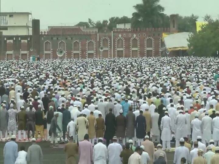 इस मौके पर कांग्रेस के पूर्व अध्यक्ष राहुल गांधी ने देशवासियों को बधाई दी. ट्विटर के जरिए दिए संदेश में उन्होंने कहा, ''सभी को ईद मुबाकर.'' बधाई संदेश के साथ उन्होंने एक फोटो भी ट्वीट किया.