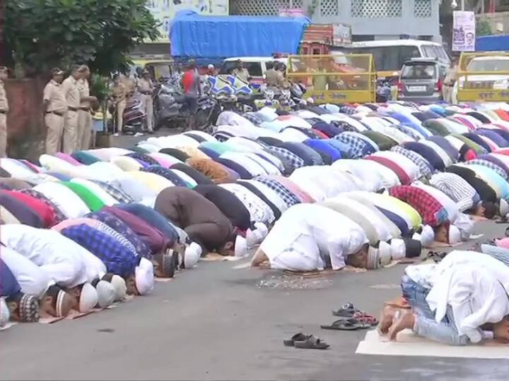 यह तस्वीर महाराष्ट्र की है. जहां रंग-बिरंगे परिधानों में सजे लोग मस्जिदों में नमाज अदा कर रहे हैं. (सभी तस्वीरें एएनआई ट्विटर से ली गई है.)