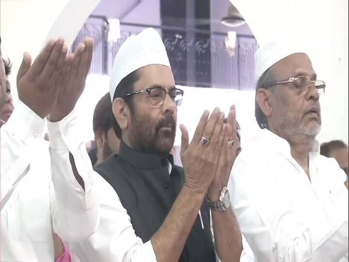 ईद के मौके पर मोदी सरकार के अल्पसंख्यक कल्याण मंत्री मुख्तार अब्बास नकवी ने नमाज अदा की. आज सुबह नकवी कश्मीरी गेट के पंजा शरीफ दरगाह पहुंचे और दुआएं मांगी.