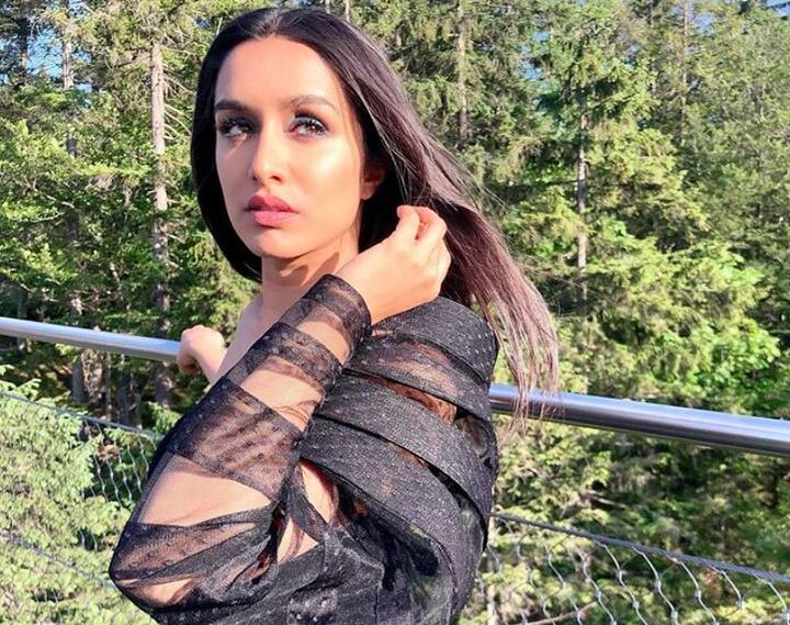 फिल्म में श्रद्धा कपूर, प्रभास के साथ मिलकर 2000 करोड़ की एक रॉबरी की गुत्थी सुलझाते नजर आएंगे.