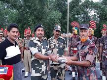 ईद-उल-अजहा: भारत-बांग्लादेश सीमा पर बंटी मिठाईयां, पाकिस्तान रेंजर्स ने मिठाई लेने से किया इंकार