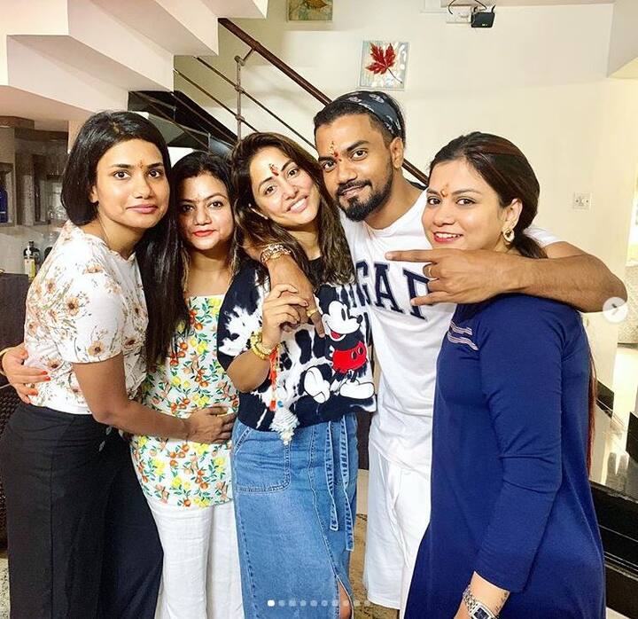 अभिनेत्री हिना खान अपने प्रोफेशनल बिजी शेड्यूल का असर अपनी पर्नल लाइफ और रिश्तों पर जरा भी नहीं पड़ने देती हैं. बहुत ही शालीनता से ये अभिनेत्री अपने काम और रिश्तों को संजो कर रखना जानती हैं. कुछ ऐसी खास तस्वीरें अब सामने आई हैं जो हिना इस खूबी को बयां करती हैं. (Photo Credit: @realhinakhan Instagram)