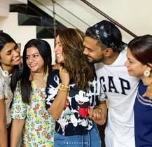 In Pics: हिना खान ने ब्वॉयफ्रेंड रॉकी और उनकी बहनों के साथ मनाया रक्षा बंधन